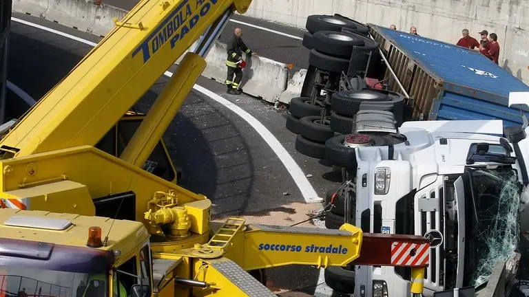FERRO - CAMION RIBALTATO PD OVEST