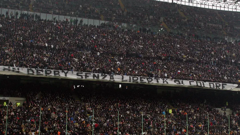 20071223-MILANO-SPR-CALCIO: SERIE A INTER MILAN Lo striscione esposto dai tifosi dell'Inter, oggi pomeriggio a S Siro per il derby di Milano. MATTEO BAZZI / ANSA