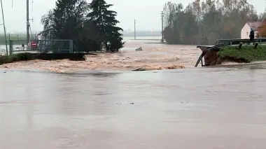 LA ROTTA. Il Bacchiglione esce dagli argini e allaga Casalserugo