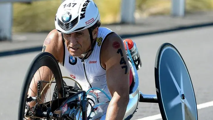 epa04443477 A handout picture made available by the BMW Group on 12 October 2014 of Italy's Alessandro Zanardi in action during the Ironman World Championship in Kailua-Kona, Hawaii, 11 October 2014. EPA/FABIO BOZZANI - BMW GROUP EDITORIAL USE ONLY IN CONNECTION WITH MENTIONING THE SOURCE: FABIO BOZZANI/BMW GROUP HANDOUT EDITORIAL USE ONLY/NO SALES