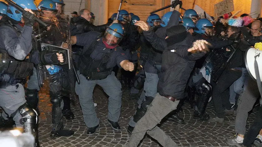 Un momento degli scontri tra la polizia e gli attivisti dei centri sociali venerdì serra a Padova