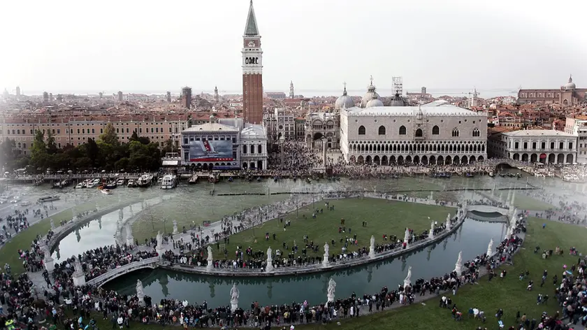 Un montaggio con Prato della Valle al posto del bacino di San Marco