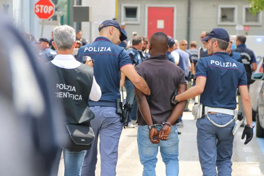 Foto Agenzia Candussi/ Mion/ Mestre, angolo tra via Monte San Michele e via Trento/ Maxi operazione anti-droga