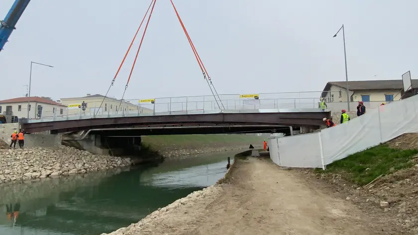 La posa della passerella