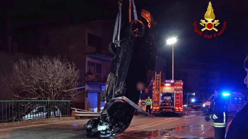 Le operazioni di recupero dai vigili del fuoco di Padova di un'auto finita in un fiume