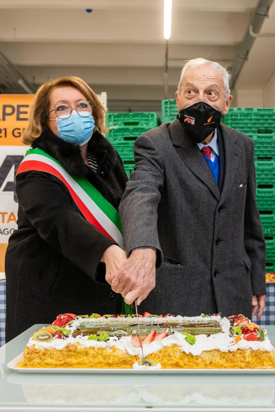 Montagnana (PD), 21 gennaio 2021. Inaugurazione Supermercato Ali a Montagnana. Nella Foto: Loredana Borghesan, sindaco di Montagnana assieme a Francesco Canella tagliano la torta inaugurale