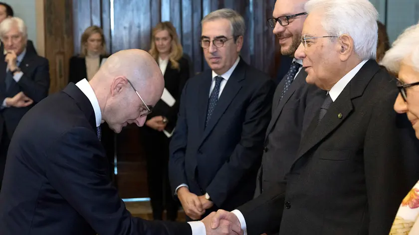 Fabio Pinelli stringe la mano a Mattarella