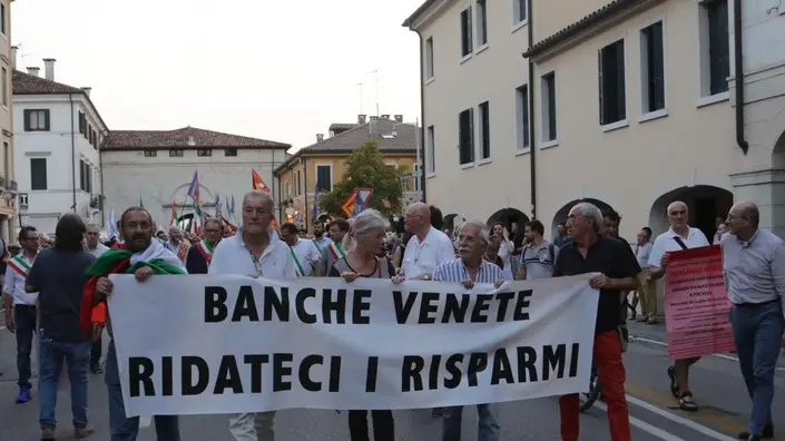 zago agenzia foto film Treviso manifestazione contro banche