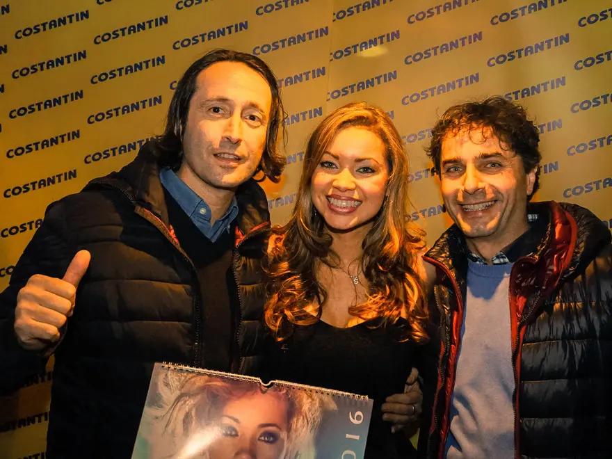 BELLUCO Montagnana (PD), 19.12.2015 Presentazione calendario della sexy barista Sandra Gomez al bar Fly PH. ZANGIROLAMI Nella foto: Sandra con il calendario e i fans