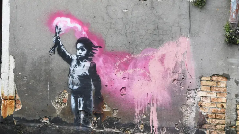 Il piccolo profugo di Banksy emerge dall'acqua sul muro di San Pantalon