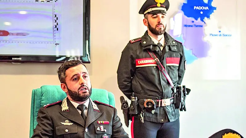 A sinistra il tenente Antonio Zarrillo, comandante del Norm, e il maresciallo Simone De Kunovich Vettore