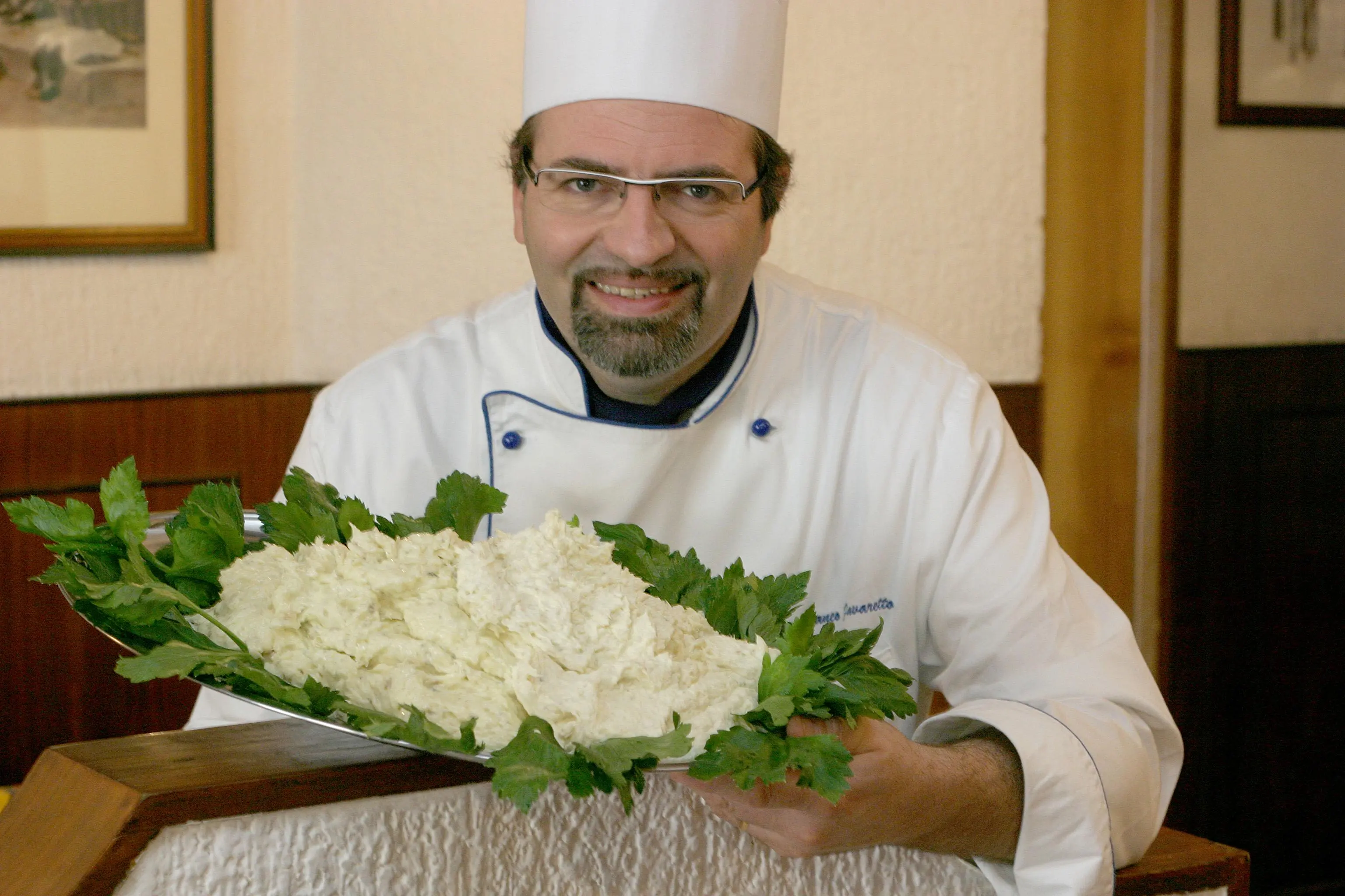 Franco Favaretto con un suo piatto di baccalà