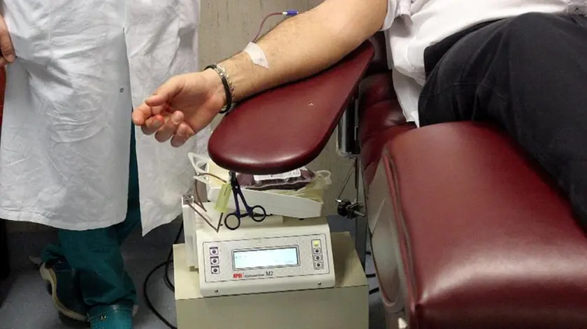20070401 - CRO - ROMA - MEDICINA:TROVATI ENZIMI PER CREARE SANGUE ZERO UNIVERSALE - (EMBARGO FINO ALLE ORE 19 DI OGGI 1 APRILE) - Un'immagine d'archivio del 2005, relativa a sangue e trasfusioni. Scoperti in due batteri gli enzimi capaci di convertire il sangue dei gruppi A, B, AB in gruppo ..zero, ovvero quello dei cosiddetti donatori universali perche' utilizzabile per le trasfusioni su soggetti di qualsiasi altro gruppo sanguigno. VIRGINIA FARNETI / ARCHIVIO-ANSA/BGG..