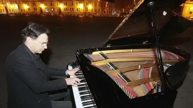 L’ARTISTA Paolo Zanarella ha iniziato dal Prato il suo giro per i quartieri con il pianoforte