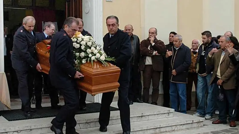 Il feretro di Angelo Moressa portato fuori della chiesa