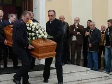 Il feretro di Angelo Moressa portato fuori della chiesa
