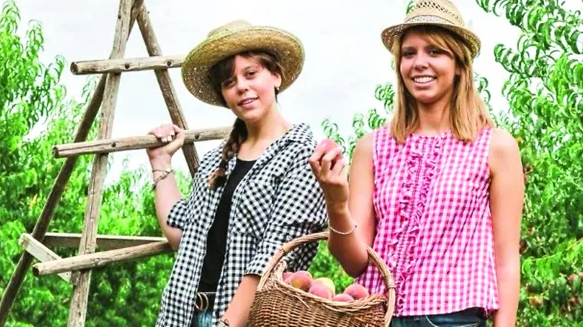 L’agri influencer Sofia Fugolo, a destra, con la sorella Michela