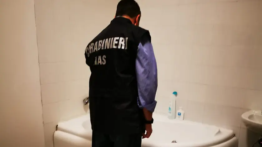 Un carabiniere del Nas durante il sopralluogo