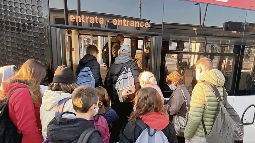 TOME -AGENZIA BIANCHI-PADOVA - BUS PIENI DI STUDENTI.