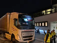 Il camion che ha investito la donna sul piazzale della ditta Finesso a Padova (foto Nicola Fossella/Agenzia Bianchi)