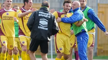 PIOVACCARI FESTEGGIATO. La felicità intorno al bomber granata