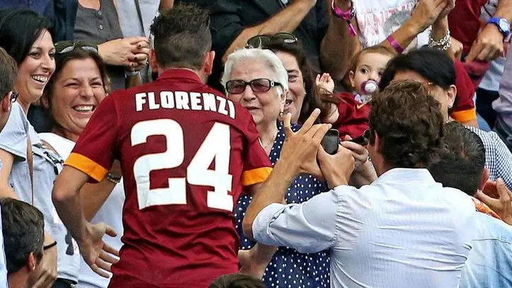 Alessandro Florenzi abbraccia la nonna. ANSA/ALESSANDRO DI MEO