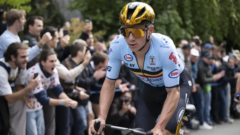 epa11632255 Remco Evenepoel of Belgium competes in the Men Elite Road Race at the 2024 UCI Road and Para-cycling Road World Championships in Zurich, Switzerland, 29 September 2024. EPA/ENNIO LEANZA
