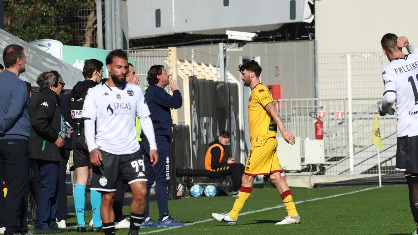 L'espulsione di Branca alla fine del primo tempo di Spezia Cittadella