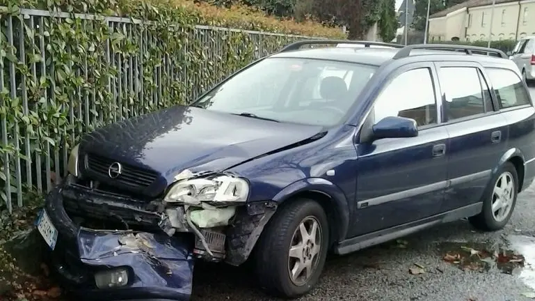 L'auto travolta dal bus numero 13 in via Altichiero