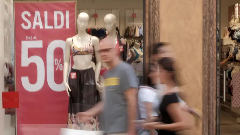 Centro storico gremito per i saldi