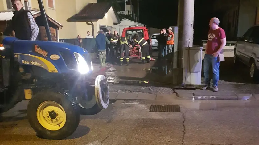 Vigili del fuoco in azione l'altra sera a Rustega