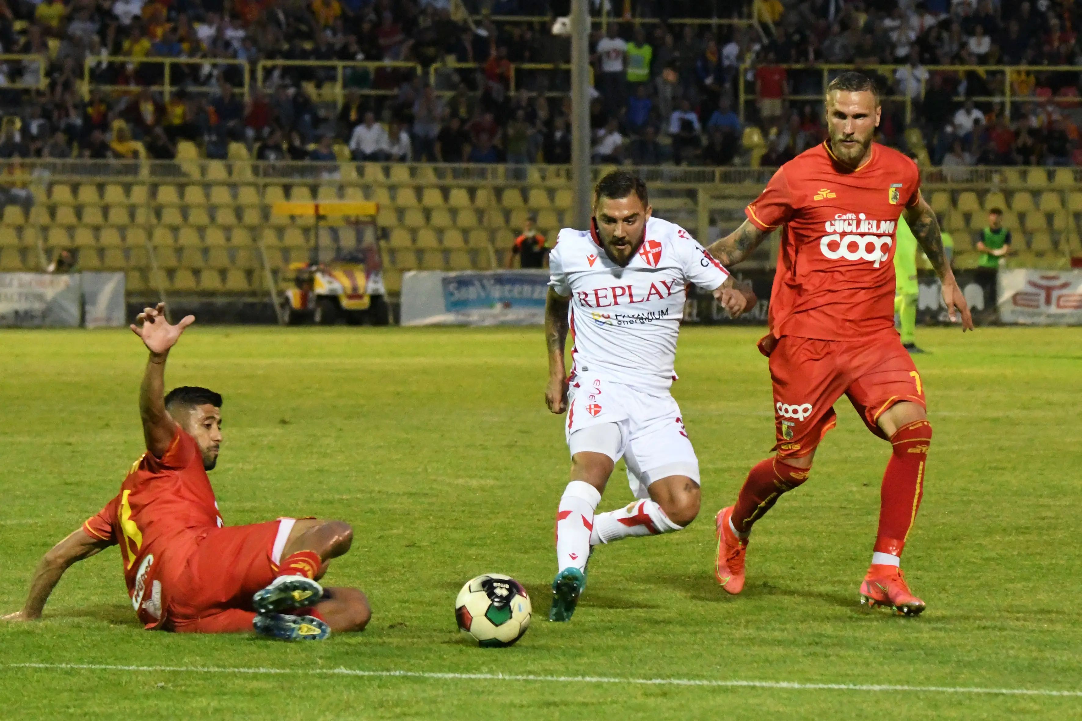 barsotti foto er catanzaro padova Cosimo Chiricò, Luca Verna and Stefano Scognamillo during the Italian Serie C Playoff Semifinal 2021-2022 between Catanzaro and Padova on May 25, 2022 in Stadio Nicola Ceravolo in Catanzaro , Italy.