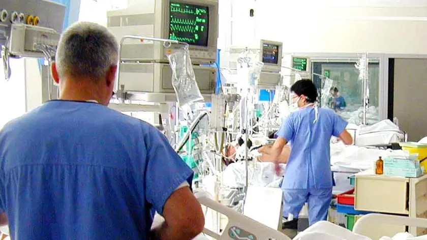 20080710 - LECCO - HTH - ELUANA: SCETTICISMO IN OSPEDALE LECCO SU TRASFERIMENTO DELL'OSPEDALE - Il reparto di rianimazione dell'ospedale Alessandro Manzoni di Lecco, dove dovrebbe essere trasferita Eluana Englaro, la donna di 37 anni per la quale i giudici di Milano ieri hanno autorizzato la sospensione dell'alimentazione e idratazione forzata, in uno dei reparti per procedere all'interruzione del trattamento che la tiene in vita da oltre 16 anni in quanto e' in stato vegetativo permanente. Dell'eventuale trasferimento all'ospedale lecchese ne aveva parlato ieri la curatrice speciale di Eluana, l'avv.Franca Alessio, spiegando anche che nella struttura il professor Riccardo Massei, l'anestesista che segui' Eluana nel 1992 subito dopo l'incidente stradale che la porto' al coma, e' disponibile ad aiutare la famiglia Englaro e a dare assistenza alla donna e quindi seguire le indicazioni date dal decreto dei giudici milanesi. CARDINI / ANSA/ KLD
