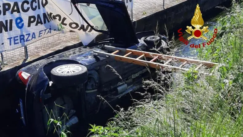 L'auto rovesciatasi nel fosso