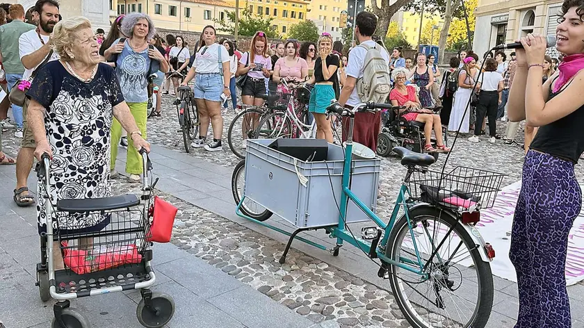 Un momento della manifestazione cui hanno partecipato donne di tutte le età e idee