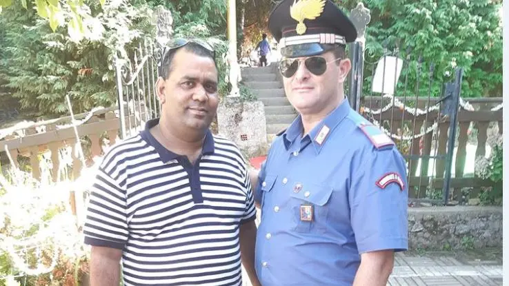 Sanjay Budhwar con un carabiniere