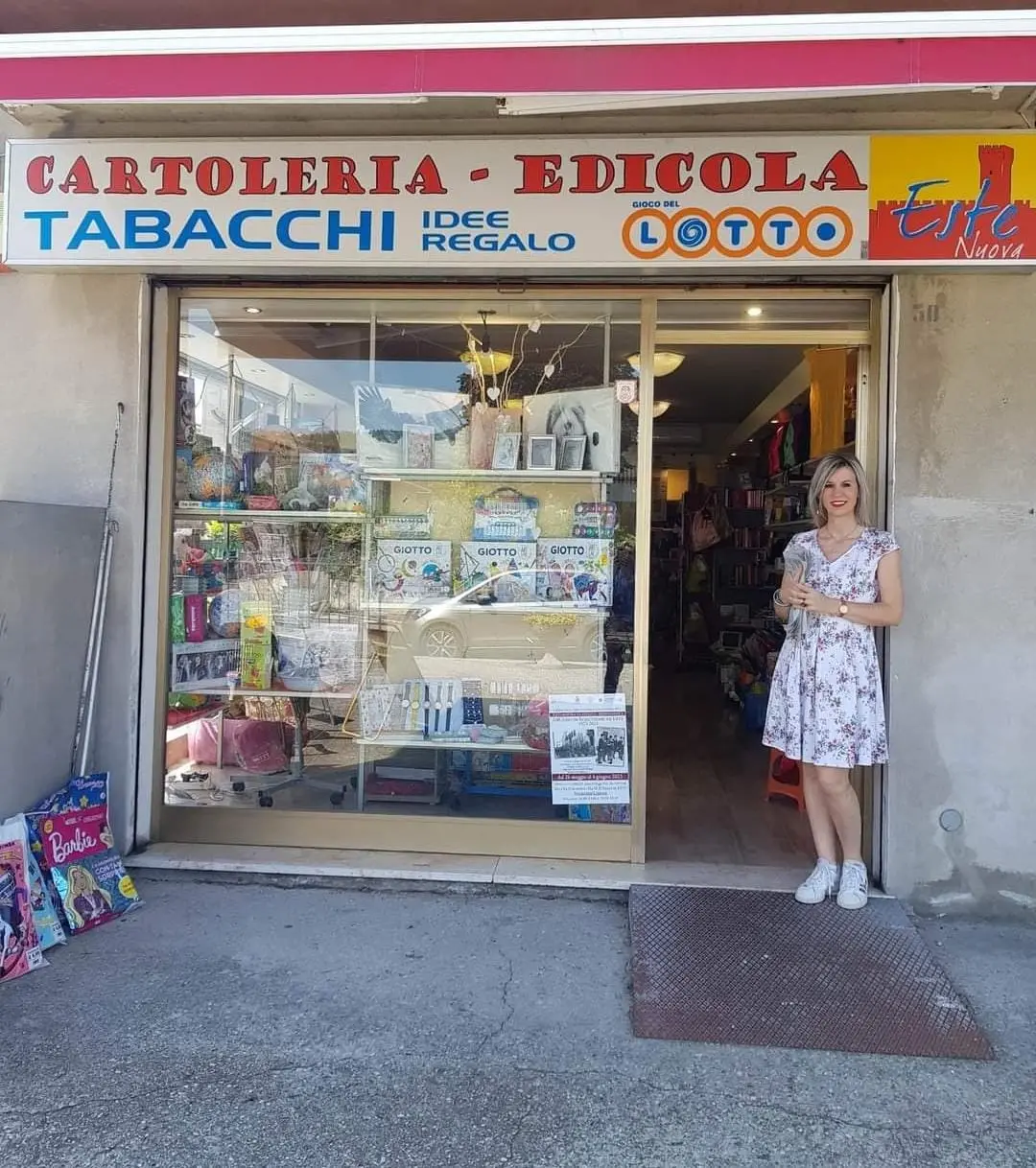 Michela nella vecchia sede dell'edicola attigua all'ufficio postale di Meggiaro
