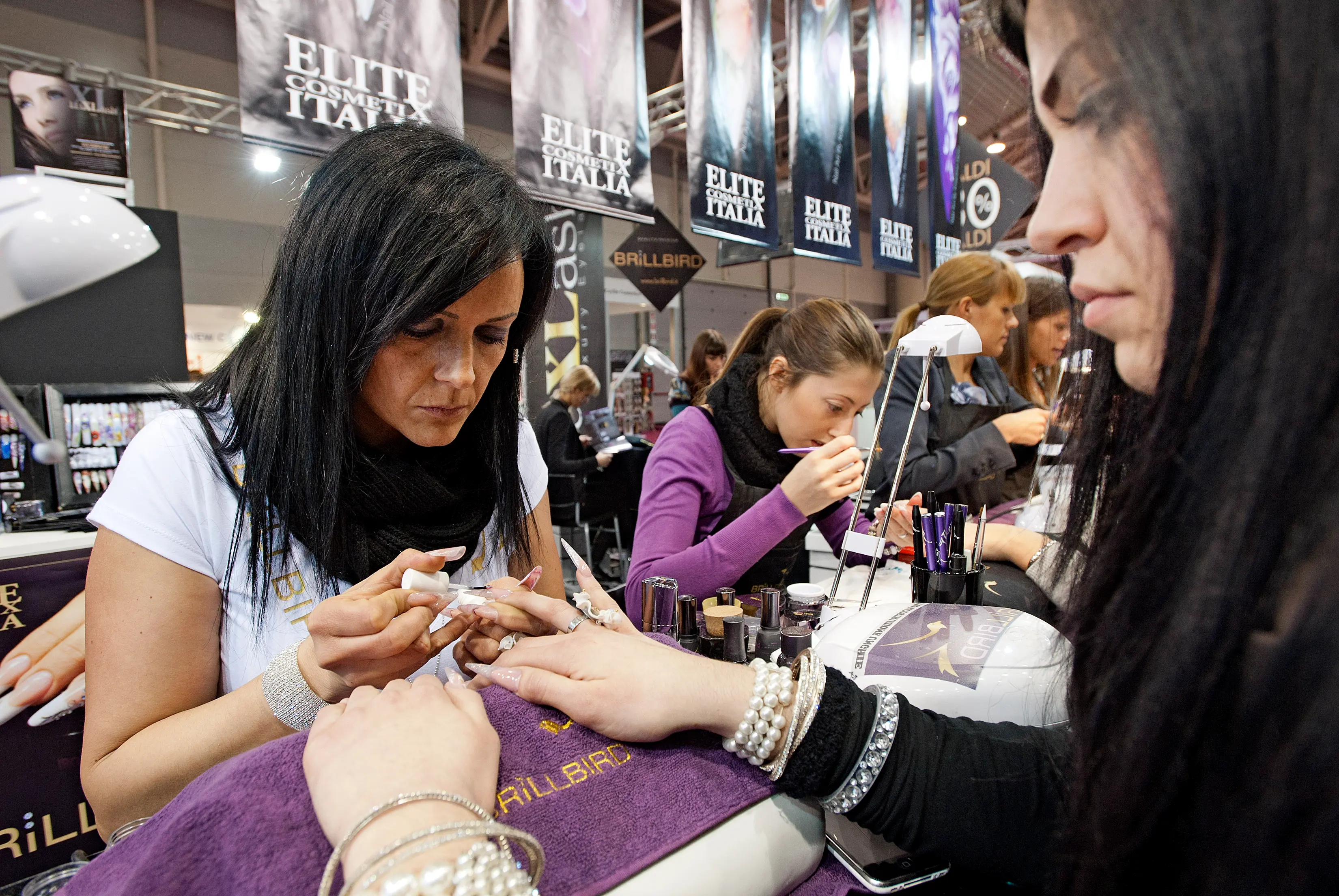 28/01/2012 Roma, International Estetica, fiera del beauty e del benessere. Nella foto una estetista decora delle unghie