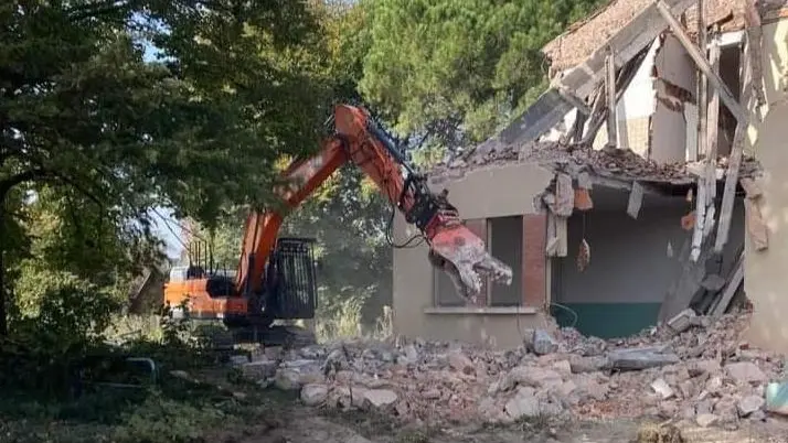L’avvio della demolizione dell’ex asilo parrocchiale