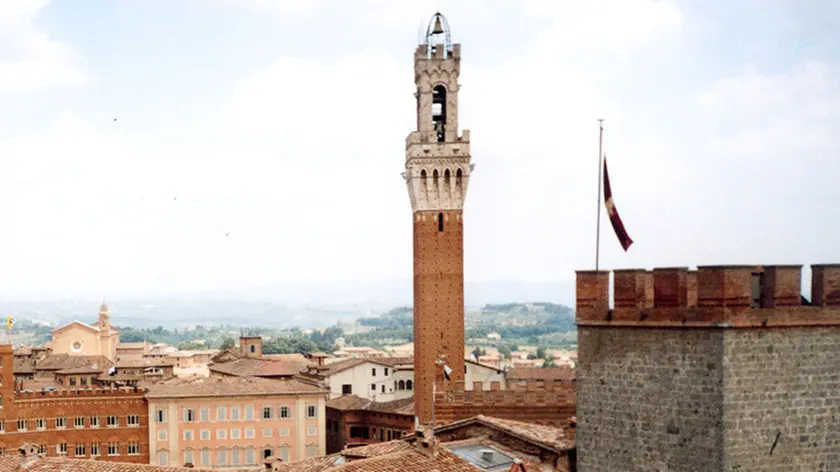 Una veduta dei tetti degli edifici medievali del centro storico di Siena in una foto d'archivio. E' Aosta la città più cara d'Italia, dove il carrello della spesa arriva a costare fino a 800 euro in più l'anno. Secondo un'indagine condotta dal Codacons, insieme al sito specializzato www.spesafacile.com, il capoluogo valdostano batte infatti tutte le altre 109 province italiane, arrivando a costare ben il 28% in più rispetto alla provincia più economica, Siena. ANSA / ALIGHIERO PALAZZO