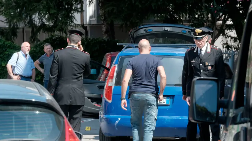 Carabinieri sul luogo dove è avvenuto l'agguato e sono stati sparati i colpi di pistola (foto Bianchi)