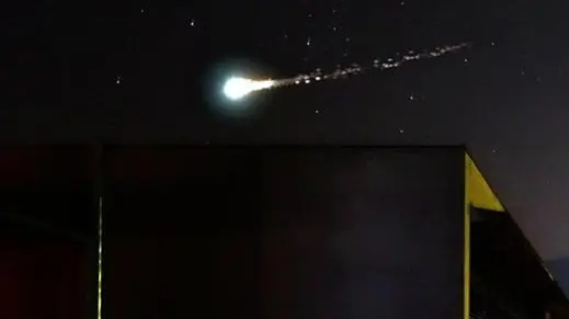 Il grosso meteorite che ha solcato poco dopo le 23 di ieri sera i cieli del Centronord Italia, anche in Trentino Alto Adige, illuminando la notte, lasciando dietro di sé una scia verdastra e, secondo alcuni testimoni, anche dei residui incendiati, 31 maggio 2017 . ANSA/Fabio De Villa