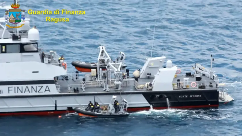 Soldi in cambio del trasbordo, l'11 settembre del 2020, di 27 migranti dalla nave danese Maersk Etienne, che li aveva soccorsi 37 giorni prima, sulla Mare Jonio operante per conto della Mediterranea saving humans-aps. E' l'ipotesi della Procura di Ragusa che ha disposto perquisizioni a Trieste, Venezia, Palermo, Bologna, Lapedona (FM), Mazara Del Vallo (TP), Montedinove (Ap) e Augusta (SR). Per l'accusa il trasbordo sarebbe avvenuto "dopo la conclusione di un accordo di natura commerciale tra le società armatrici delle due navi, in virtù del quale" quella "della Mare Jonio ha percepito un ingente somma quale corrispettivo", 01 marzo 2021. Le indagini sono state affidate a un gruppo interforze composto da militari del nucleo Pef della Guardia di finanza di Ragusa e da poliziotti della Squadra Mobile della Questura del capoluogo Ibleo e da personale della sezione Operativa Navale delle Fiamme gialle di Pozzallo e della Capitaneria di Porto - Guardia Costiera di Pozzallo. ANSA / us GdF +++ ANSA PROVIDES ACCESS TO THIS HANDOUT PHOTO TO BE USED SOLELY TO ILLUSTRATE NEWS REPORTING OR COMMENTARY ON THE FACTS OR EVENTS DEPICTED IN THIS IMAGE; NO ARCHIVING; NO LICENSING +++