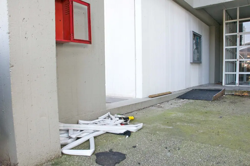Este 07/03/2015 vandali all'interno della scuola ZANCHI nella foto : gli atti di vandalismo ph zangirolami