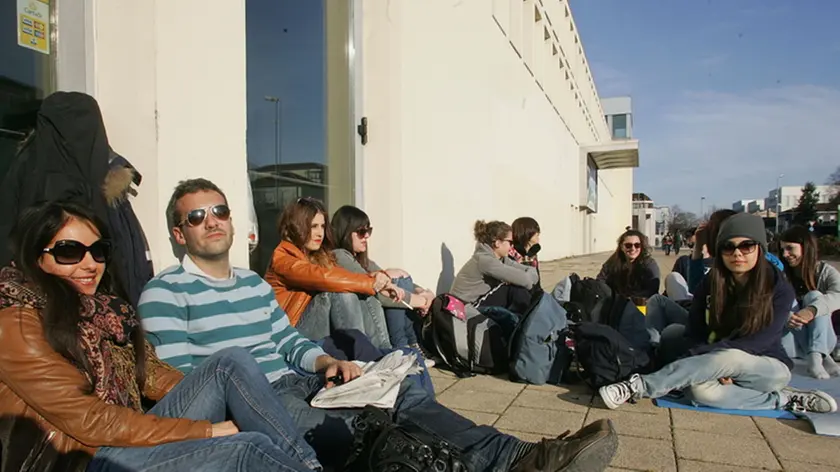 BARSOTTI - FANS DI LIGABUE DAVANTI ALL'INGRESSO DELLA FIERA DI PADOVA