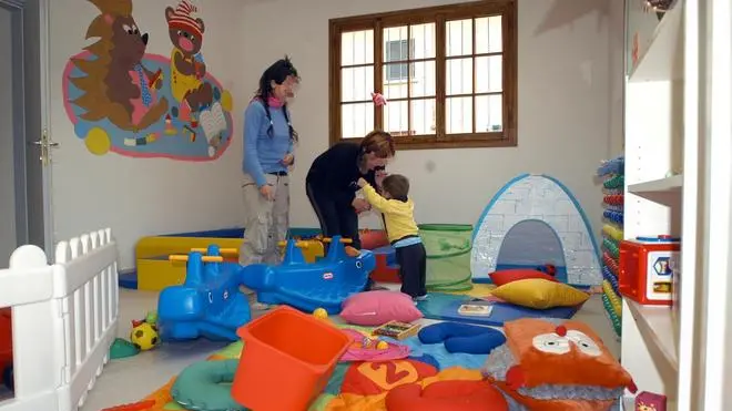 Una immagine di archvio di un asilo nido. Il 12,7% dei bambini zero-tre anni anni ha usufruito del servizio degli asili nido e dei servizi integrativi. La copertura territoriale del servizio è del 78,4%. Lo afferma l'Istat che oggi ha diffuso i dati sull'offerta comunale di asili nido nell'anno scolastico 2008-09. L'offerta è aumentata ma è ancora "molto limitata".ANSA/LUCA CASTELLANI/archvivo - coc