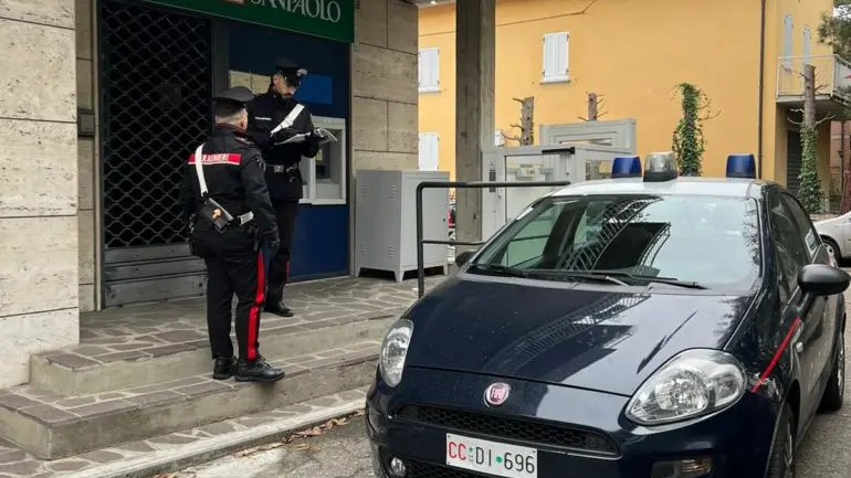 La pattuglia dei carabinieri allo sportello di Banca Intesa a Villatora