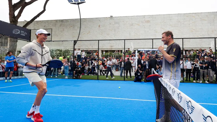 Jannik Sinner (S) e Francesco Totti si sfidano sul campo di padel nell’ambito degli Internazionali di Tennis, Roma 15 maggio 2023. ANSA/FABIO FRUSTACI