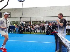 Jannik Sinner (S) e Francesco Totti si sfidano sul campo di padel nell’ambito degli Internazionali di Tennis, Roma 15 maggio 2023. ANSA/FABIO FRUSTACI