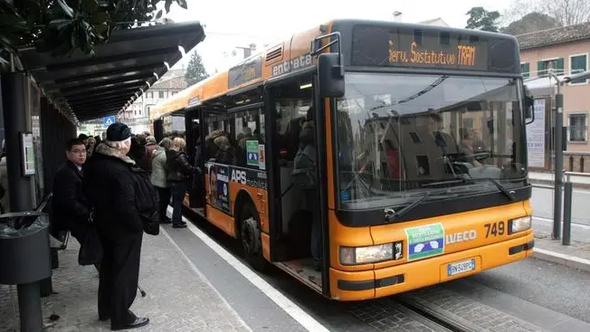 BARON - BUS SOSTITUTIVO BARON - BUS SOSTITUTIVO - BUS. Per un'ora i bus Aps hanno sostituito le corse del tram